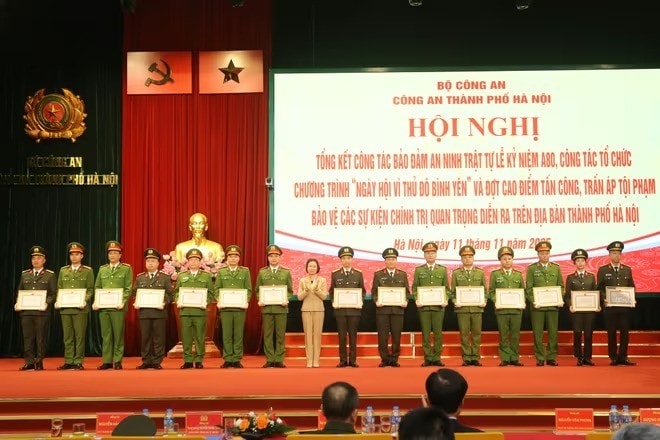 Bà Phạm Thị Thanh Mai, Phó Chủ tịch HĐND TP trao khen cho các tập thể, cá nhân