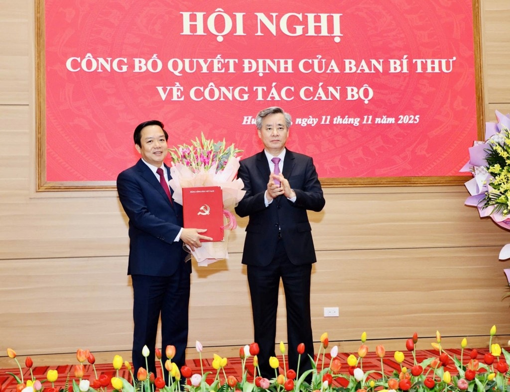 Phó Trưởng Ban Tổ chức Trung ương Nguyễn Quang Dương trao Quyết định của Ban Bí thư cho tân Phó bí thư Tỉnh ủy Hưng Yên Phạm Quang Ngọc. 