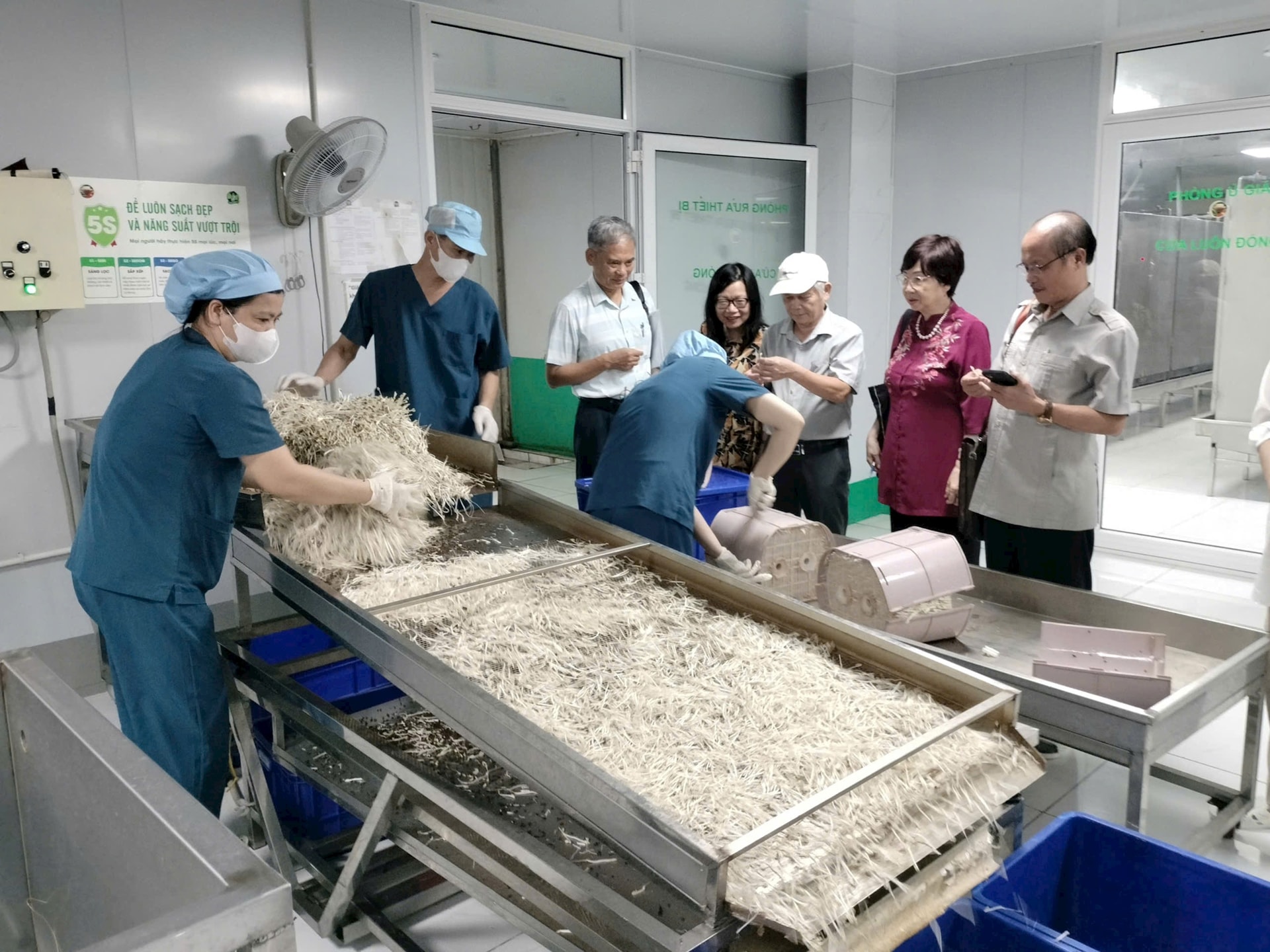 Các nhà khoa học khảo sát trực tiếp quy trình sản xuất tNhà máy sản xuất giá đỗ sạch Biên Giang