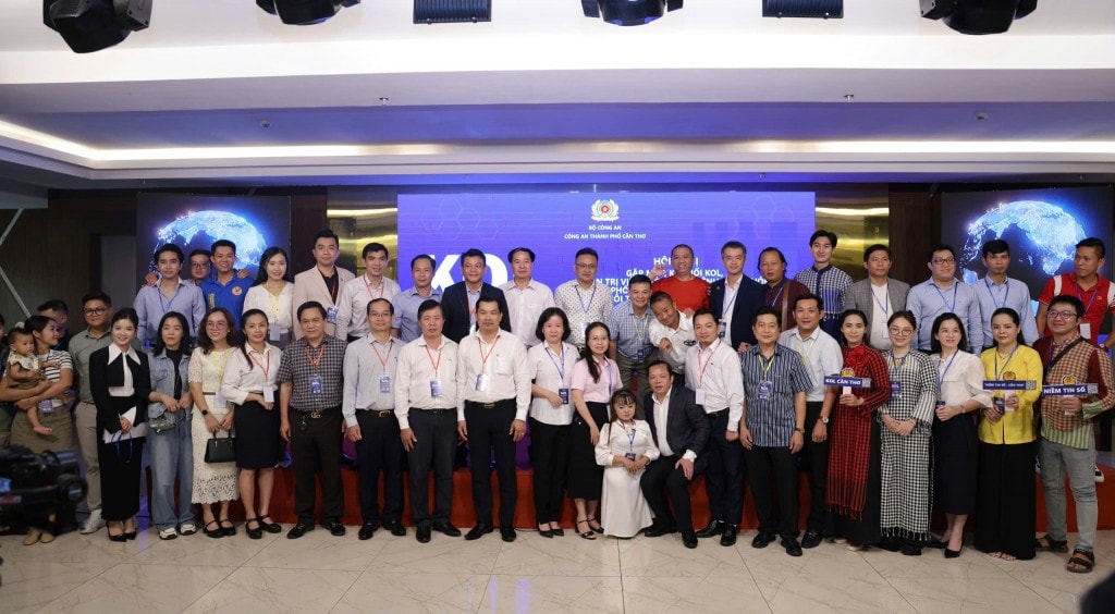 Đại biểu chụp hình lưu niệm tại hội nghị.