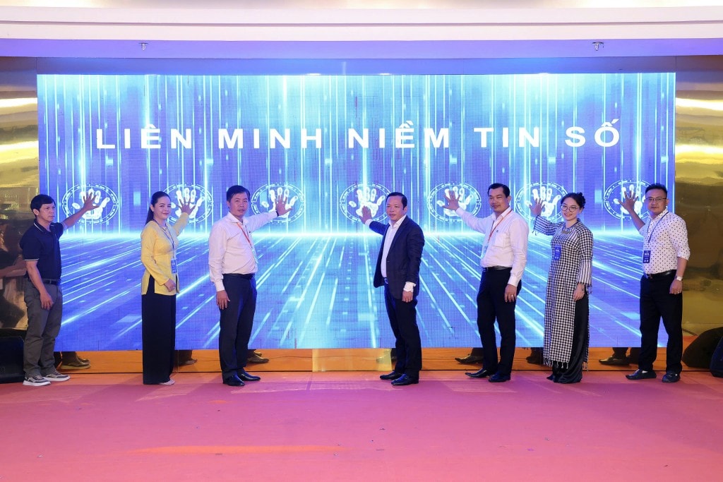 Đại biểu thực nghi thức ký cam kết với các đại diện KOL, quản trị viên trang, kênh, hội, nhóm