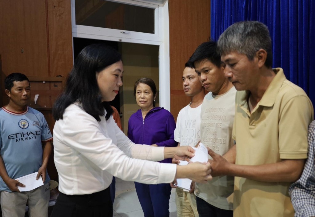 Bà Nguyễn Thị Thanh Phương, Phó Chủ tịch Uỷ ban Mặt trận Tổ quốc Việt Nam TP Đà Nẵng tặng quà bà con xã Nam Phước bị thiệt hại do mưa lũ gây ra. Bà Nguyễn Thị Thanh Phương, Phó Chủ tịch Uỷ ban Mặt trận Tổ quốc Việt Nam TP Đà Nẵng tặng quà bà con xã Nam Phước bị thiệt hại do mưa lũ gây ra.