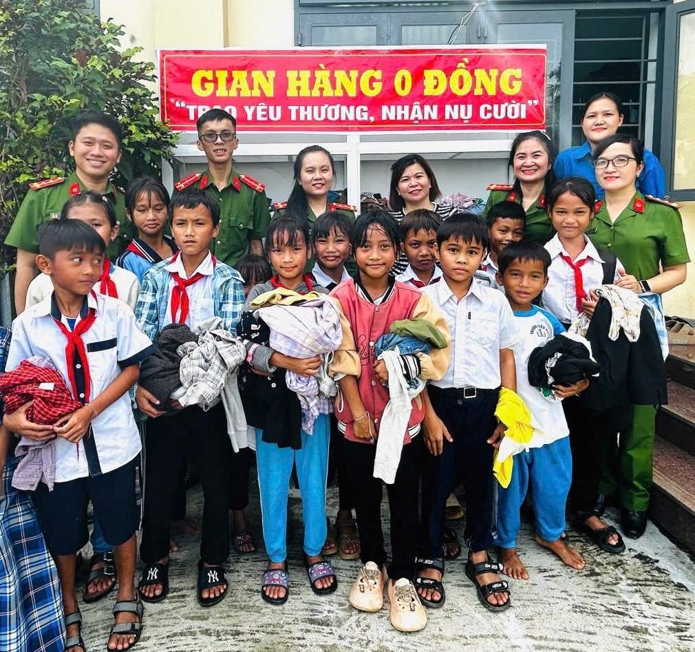 Gian hàng 0 đồng do Đoàn viên, Hội Phụ nữ Phòng Cảnh sát Điều tra Tội phạm về Ma túy Công an tỉnh Quảng Ngãi  tổ chức, trao tặng quần áo miễn phí cho các cháu thiếu nhi và người dân địa phương bị ảnh hưởng bởi bão lũ.