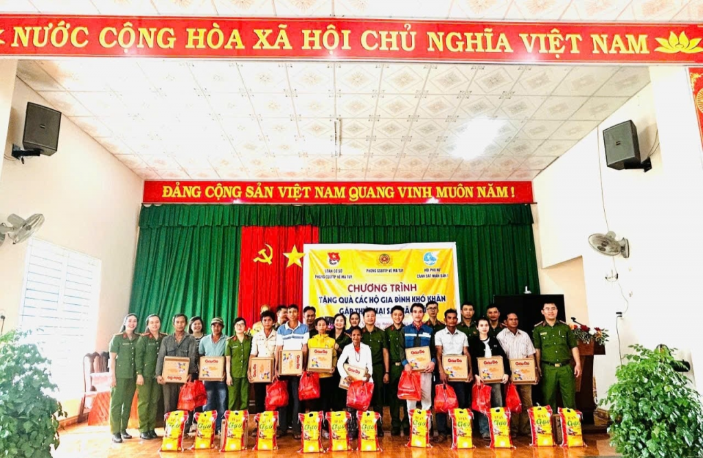 Đoàn viên và Hội Phụ nữ Phòng Cảnh sát Điều tra Tội phạm về Ma túy Công an tỉnh Quảng Ngãi tổ chức trao 30 suất quà hỗ trợ trực tiếp tại UBND xã Sơn Thủy, góp phần giúp người dân khắc phục khó khăn sau bão lũ.