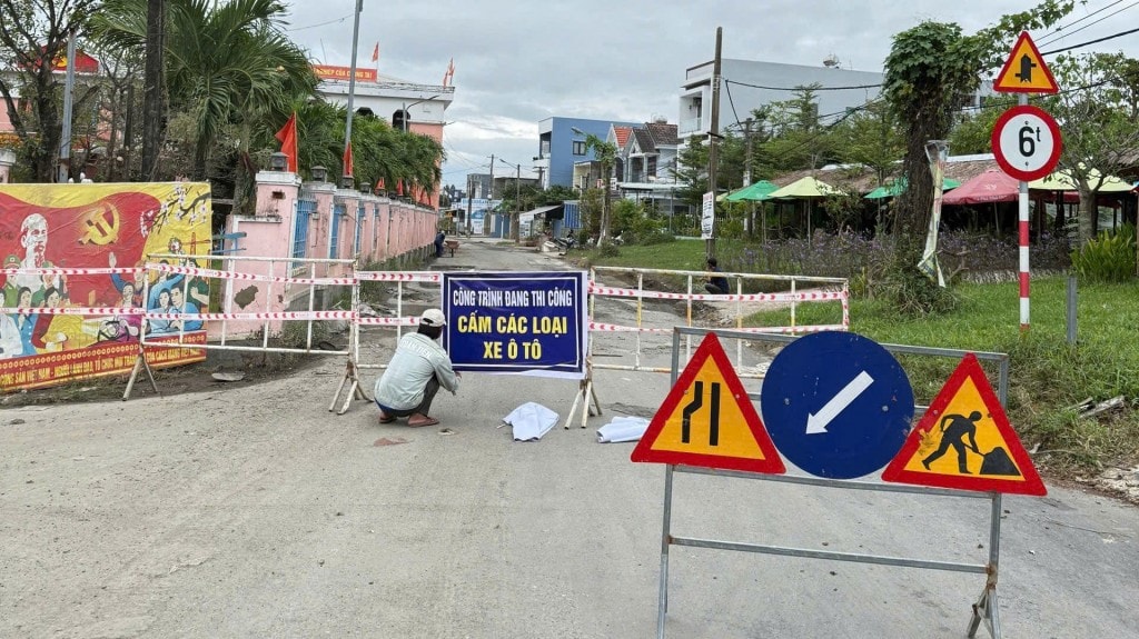 Đường làng cạnh Trạm BOT Quốc lộ 1 lại hư hỏng như cơm bữa