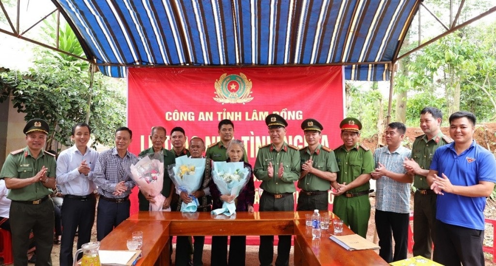 Công an tỉnh Lâm Đồng bàn giao nhà tình nghĩa cho người nghèo tại xã các biên giới (Ảnh: CALĐ)