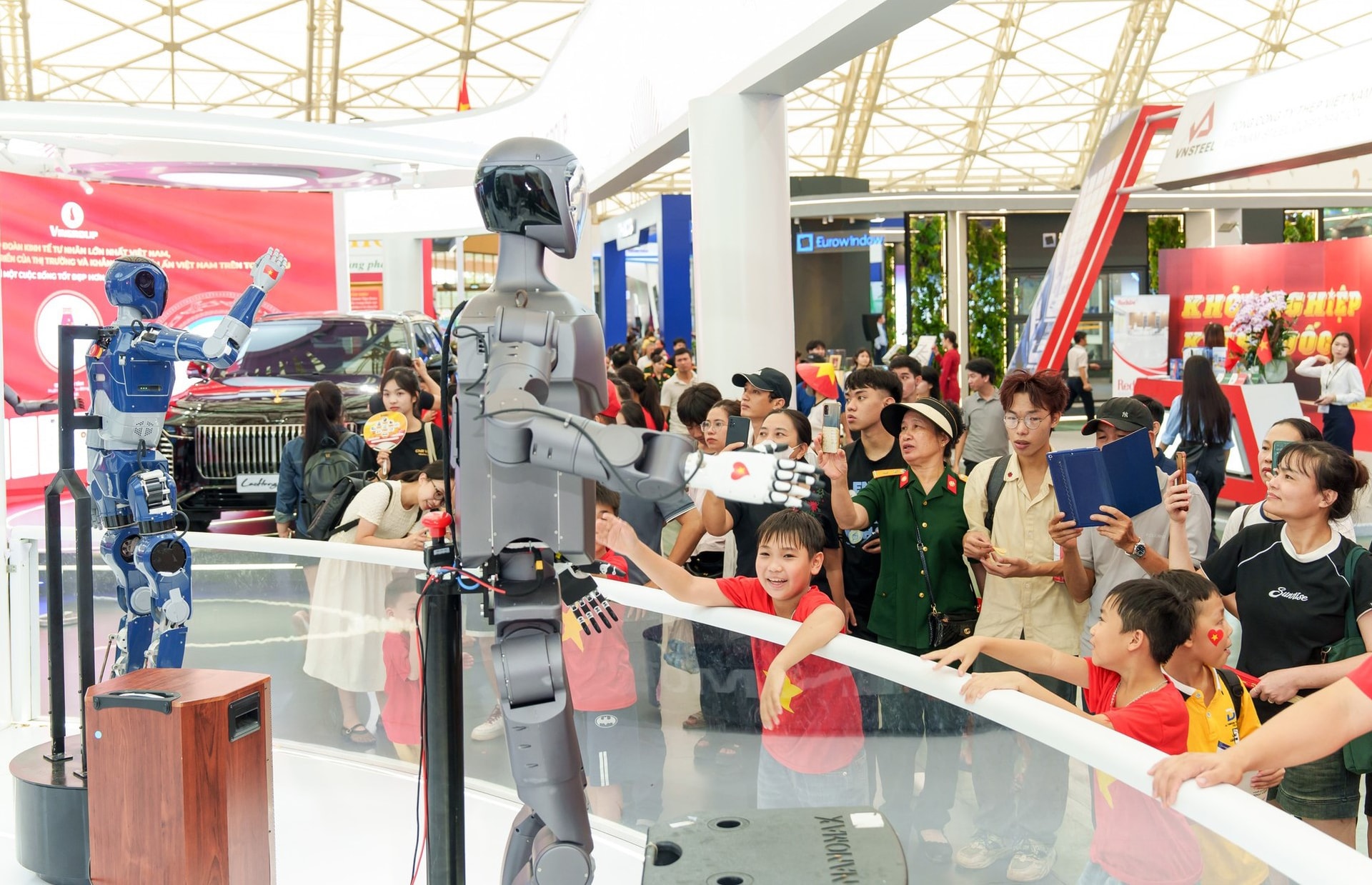 Människor-besöker-experimentet-med-AI-applikationsprodukter-på-utställningen-som-gör-landet-framgångsrik-80-årig-resa-mot-självständighet, frihet-och-lycka-..jpg