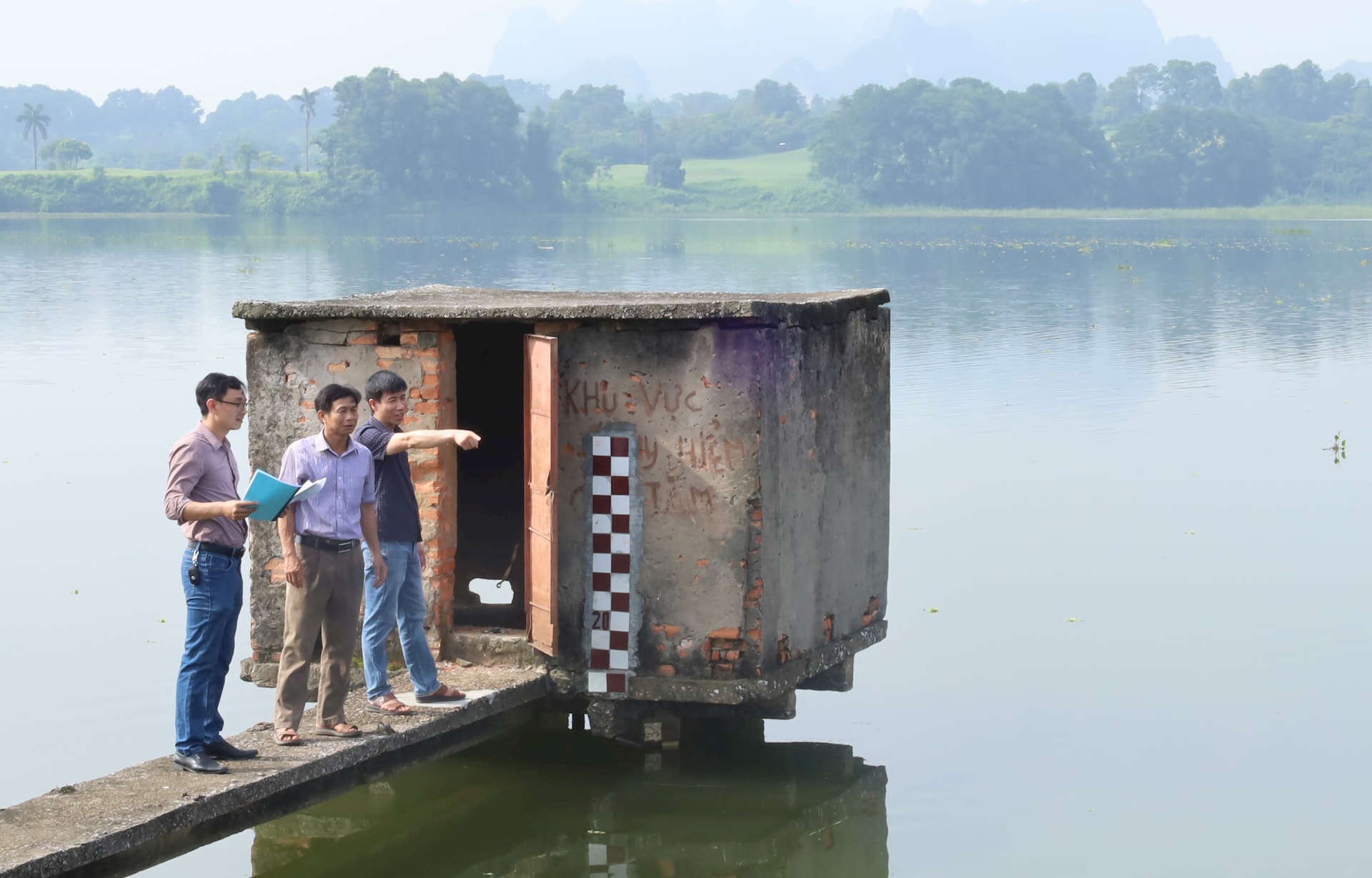 Van Son Lake Tower, Xa Tran Phu, Bi Hu, Hong Nghiem Trong..jpg