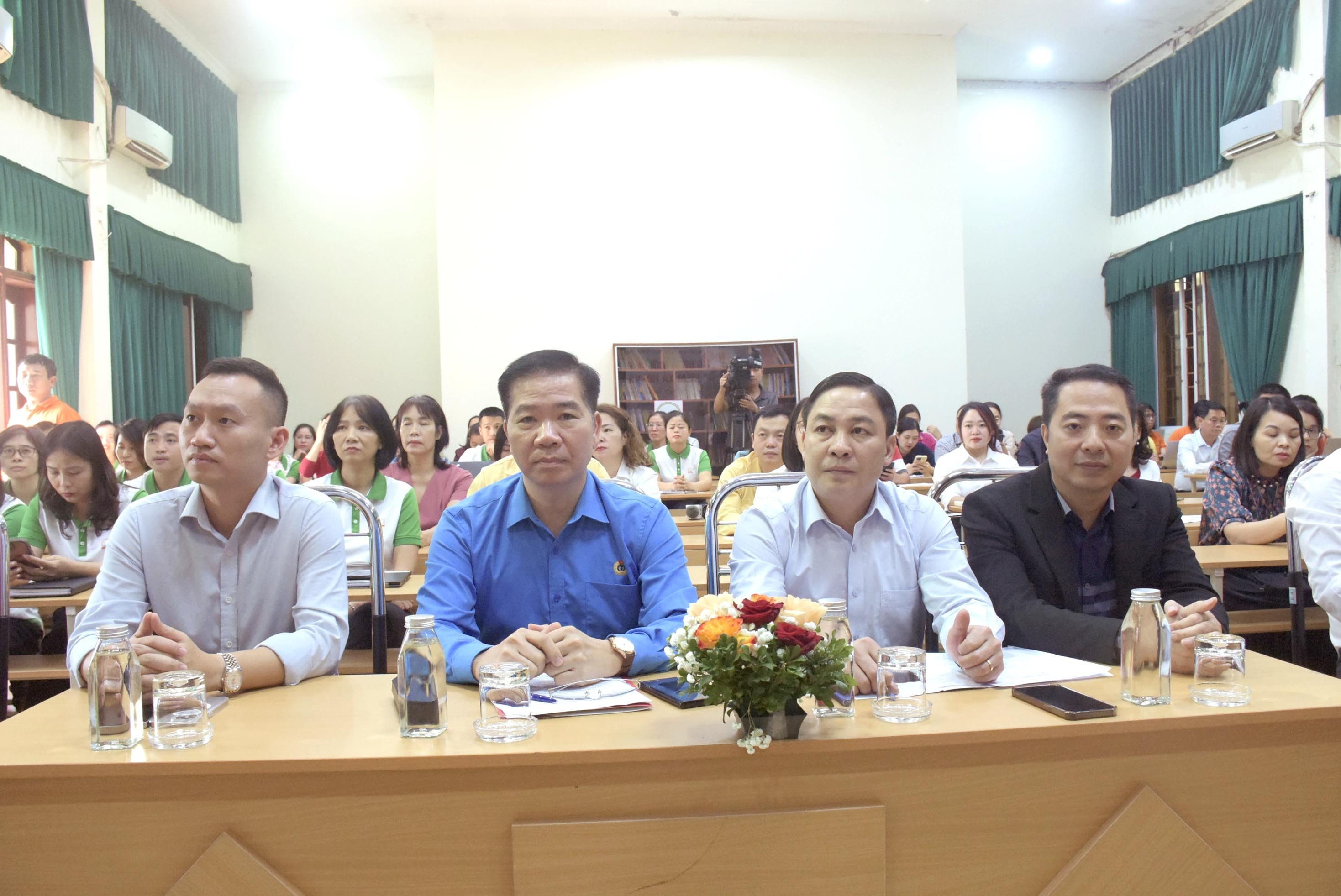 ĐANG TRỰC TUYẾN: Những điểm mới về pháp luật lao động, bảo hiểm xã hội và Công đoàn cơ sở