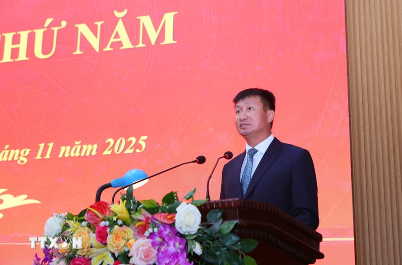 Chủ tịch Ủy ban Nhân dân tỉnh Ninh Bình Trần Huy Tuấn phát biểu tại kỳ họp thứ 5, Hội đồng nhân dân tỉnh Ninh Bình khóa XV. (Ảnh: Công Luật/TTXVN)