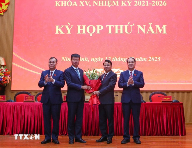 Thường trực Tỉnh ủy Ninh Bình tặng hoa chúc mừng tân Chủ tịch Ủy ban Nhân dân tỉnh Trần Huy Tuấn. (Ảnh: Công Luật/TTXVN) ttxvn-tran-huy-tuan-2.jpg