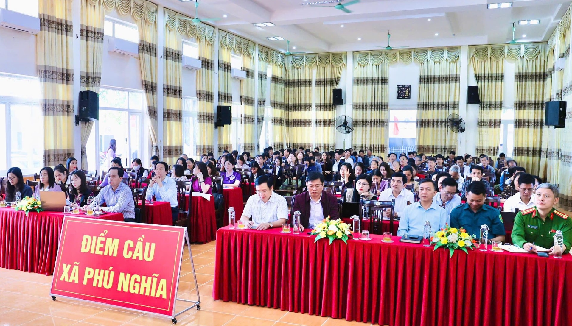 Hơn 200 đảng viên xã Phú Nghĩa thuộc Đảng bộ cơ quan Đảng, Đảng bộ cơ quan UBND, Bí thư Đảng bộ, chi bộ trực thuộc, Ban giám hiệu 20 trường học trên địa bàn dự hội nghị.