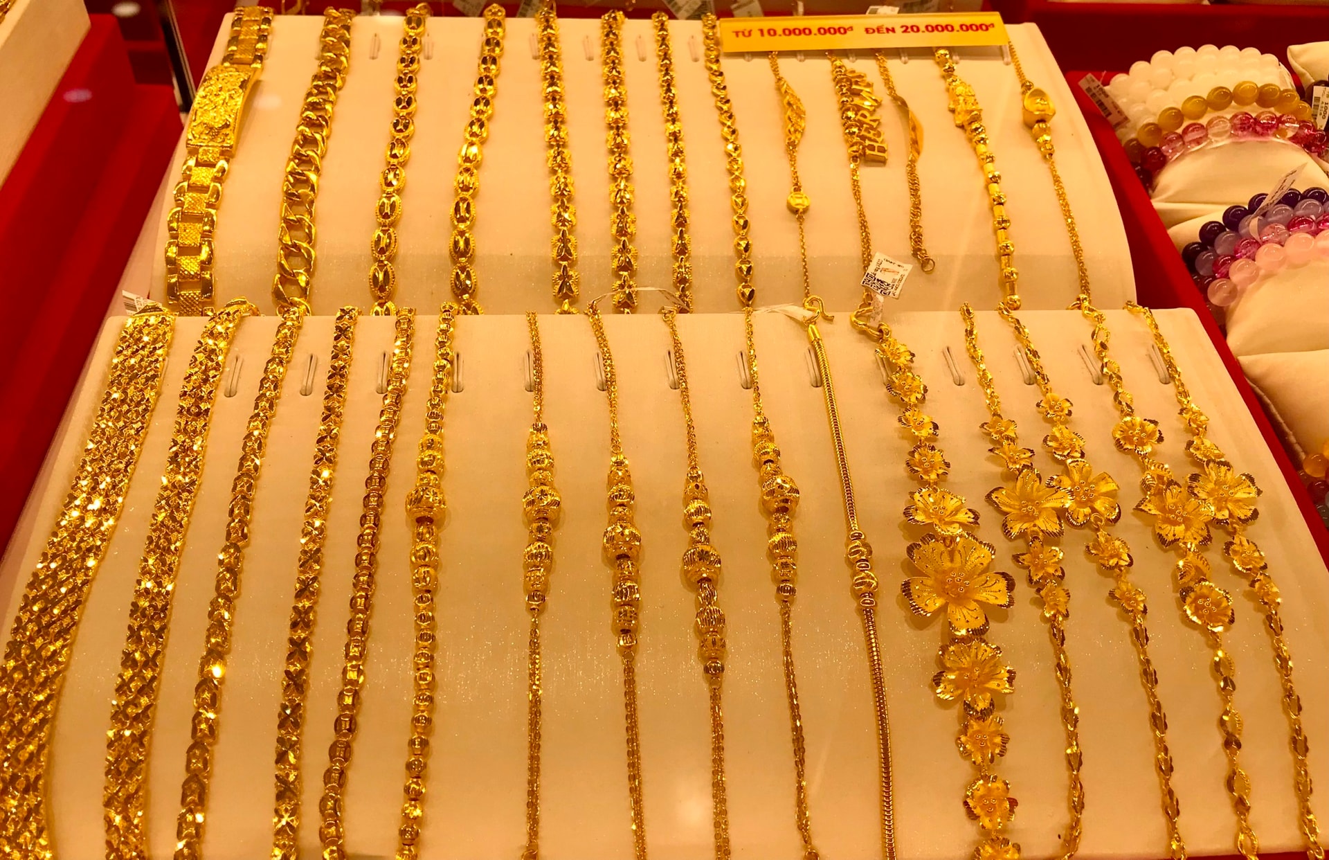 Giá vàng tăng mạnh vào sáng 13-10. Ảnh: H.T