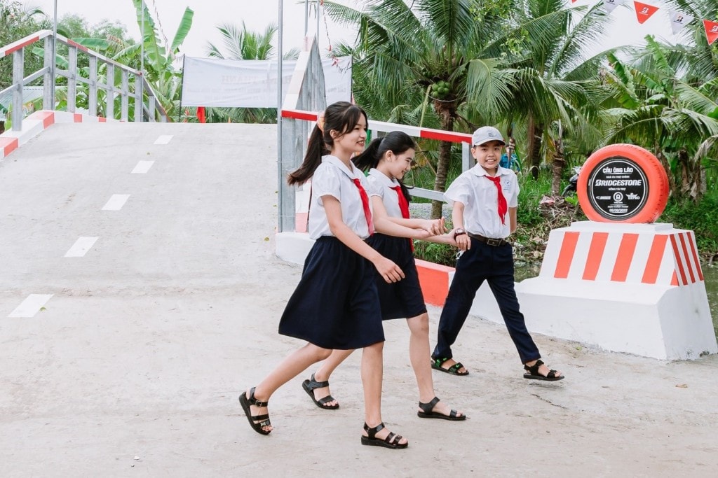 Chương trình “Chiếc cầu nối nhịp tri thức”, đã xây dựng 12 cây cầu giúp cải thiện điều kiện đi lại và học tập tại các vùng khó khăn.