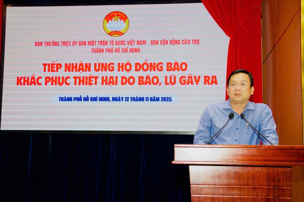 Phó Chủ tịch Ủy ban MTTQ Việt Nam TP Hồ Chí Minh Phan Hồng Ân phát biểu tại buổi lễ tiếp nhận