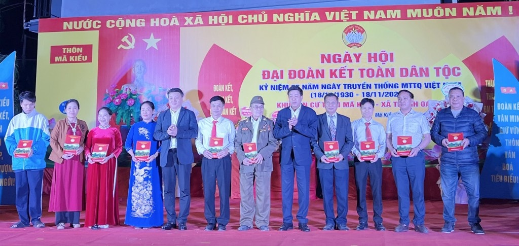 Phó Chủ tịch Thường trực UBND TP Dương Đức Tuấn và Bí thư Đảng ủy xã Thanh Oai Bùi Hoàng Phan tặng thưởng cho 10 cá nhân tiêu biểu.