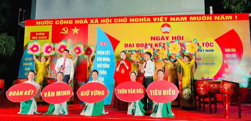 Một tiết mục văn nghệ tại Ngày hội đại đoàn kết thôn Mã Kiều, xã Thanh Oai.