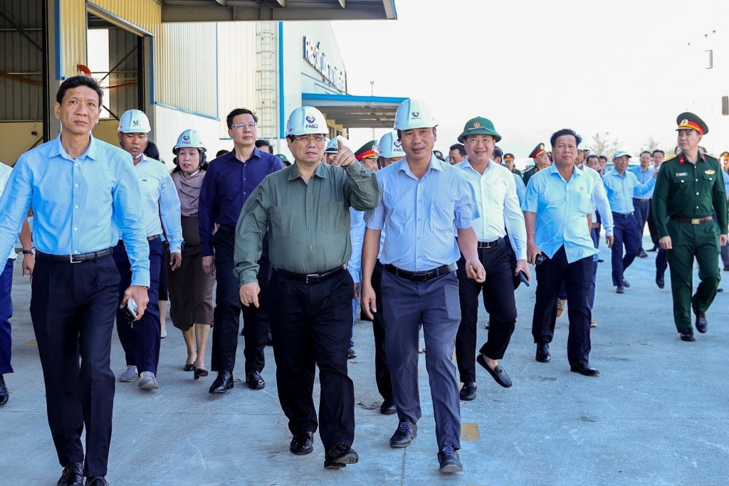 Thủ tướng thăm các doanh nghiệp thiệt hại do bão 13 tại Khu Kinh tế Nhơn Hội - Ảnh: VGP/Nhật Bắc