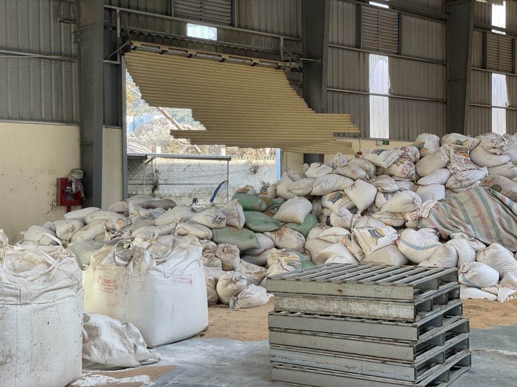 Kho nguyên vật liệu, sản phẩm của Công ty thức ăn chăn nuôi FAGO miền Trung bị ướt, hư hại hơn 40% - Ảnh: VGP/Nhật Bắc