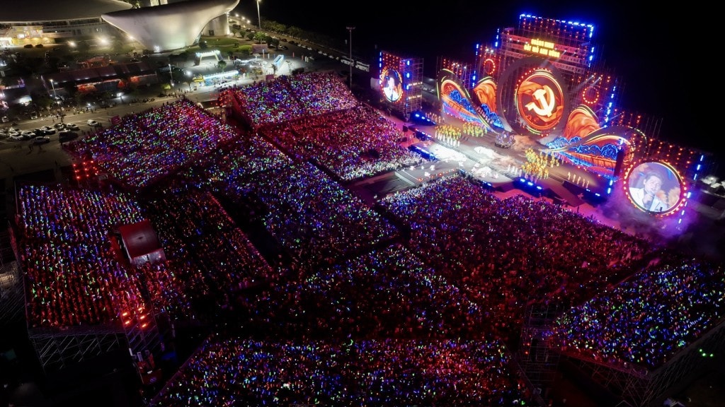 Điểm nhấn của concert “Quảng Ninh - Đất mỏ anh hùng” tiếp tục là giàn khán đài