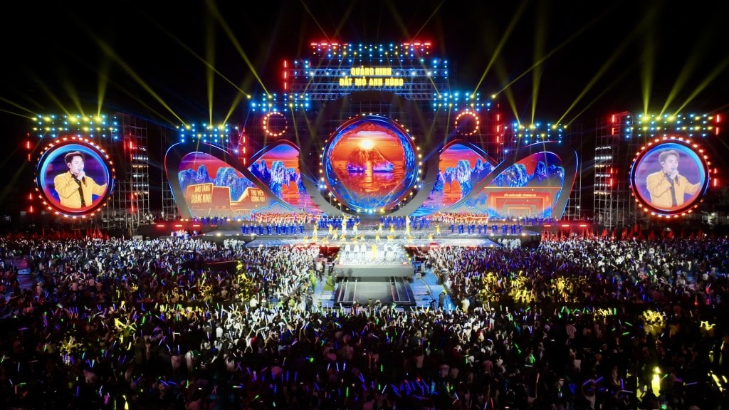 Sân khấu Concert “Quảng Ninh - Đất mỏ anh hùng” được thiết kế với chiều dài 125 m, rộng 65 m, tiếp tục là sân khấu có quy mô lớn bậc nhất trong số các chương trình nghệ thuật do tỉnh Quảng Ninh tổ chức. Sân khấu Concert “Quảng Ninh - Đất mỏ anh hùng” được thiết kế với chiều dài 125 m, rộng 65 m, tiếp tục là sân khấu có quy mô lớn bậc nhất trong số các chương trình nghệ thuật do tỉnh Quảng Ninh tổ chức.