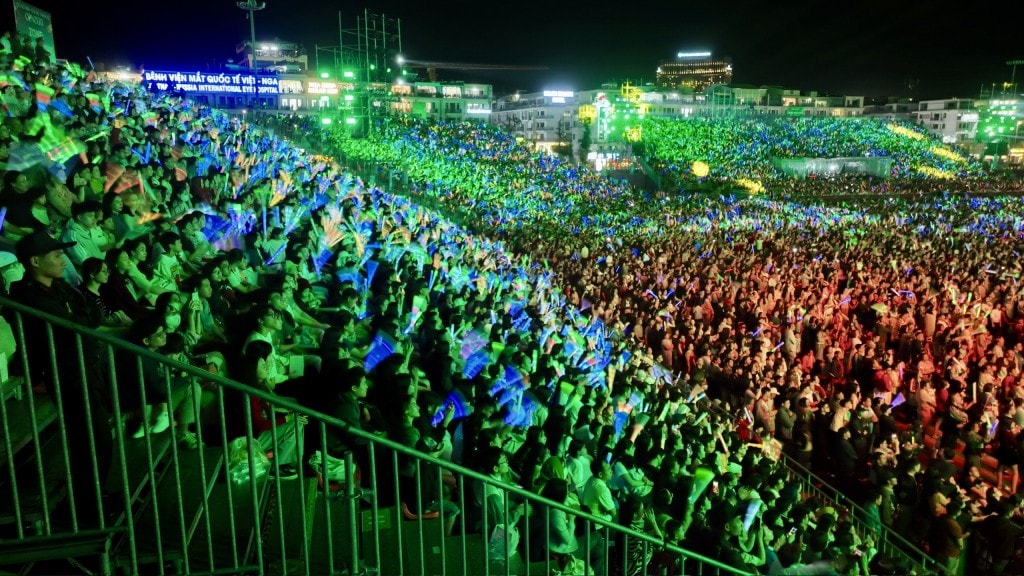 Hàng vạn khán giả hết mình cổ vũ cho các ca sĩ, nghệ sĩ biểu diễn trên sân khấu với lightstick đã tạo nên một đại nhạc hội có ấn tượng thị giác tuyệt vời. Hàng vạn khán giả hết mình cổ vũ cho các ca sĩ, nghệ sĩ biểu diễn trên sân khấu với lightstick đã tạo nên một đại nhạc hội có ấn tượng thị giác tuyệt vời.