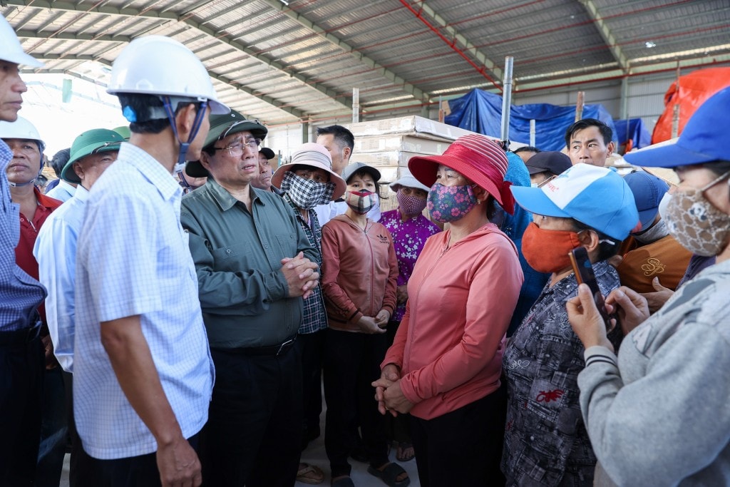 Thủ tướng thăm hỏi, động viên người dân bị ảnh hưởng triều cường, thiệt hại tại xã Đề Gi, cảng cá Đề Gi, thăm khu tái định cư An Quang; tặng quà 26 hộ dân bị thiệt hại nặng - Ảnh: VGP/Nhật Bắc