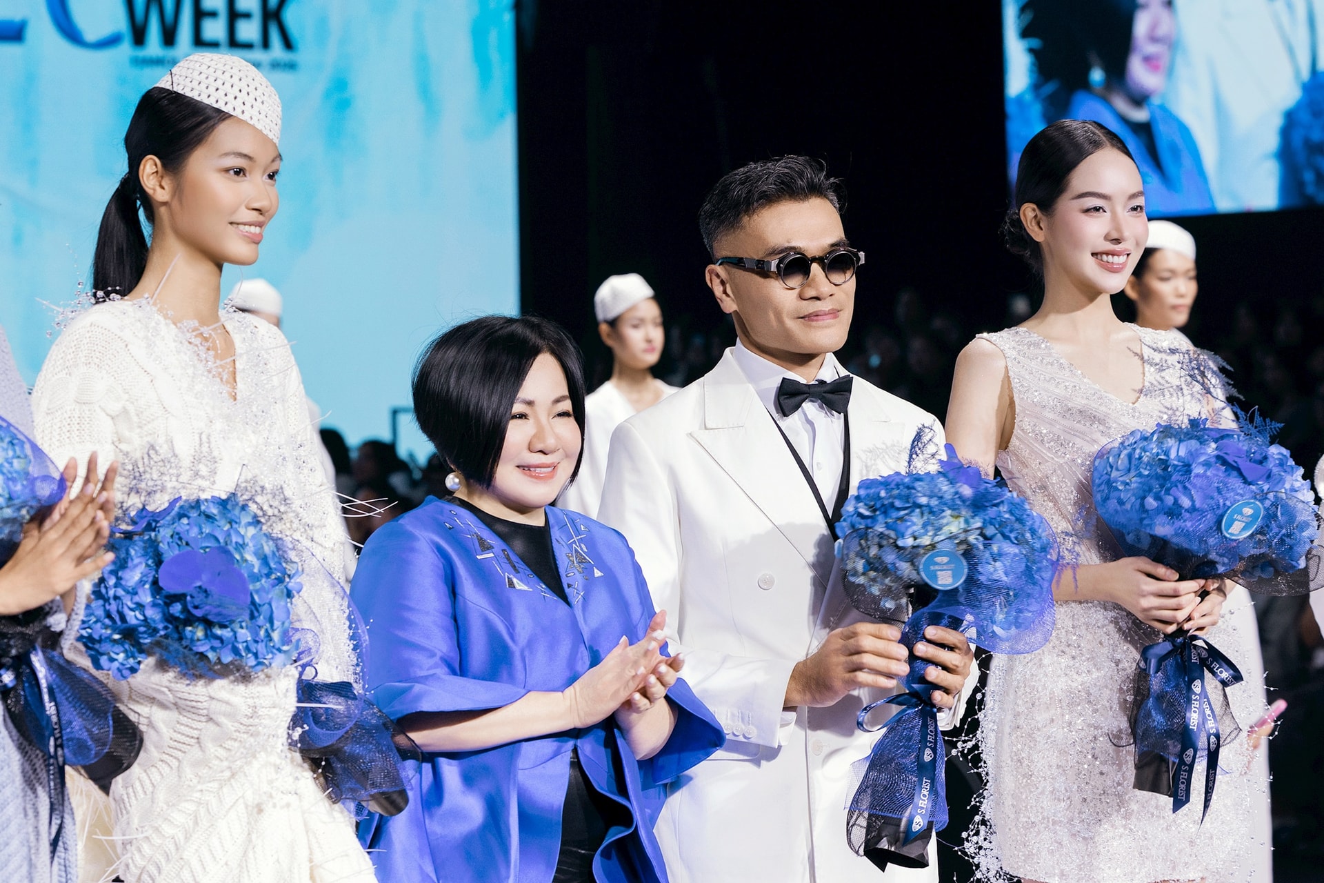1.-madame-trang-le-chu-tich-sang-lap-vietnam-international-fashion-week-handling-flowers-to-designer-vu-viet-ha-hoa-hau-thanh-thuy-va-quan-quan-vntm-2025-lai-trong-how-a.