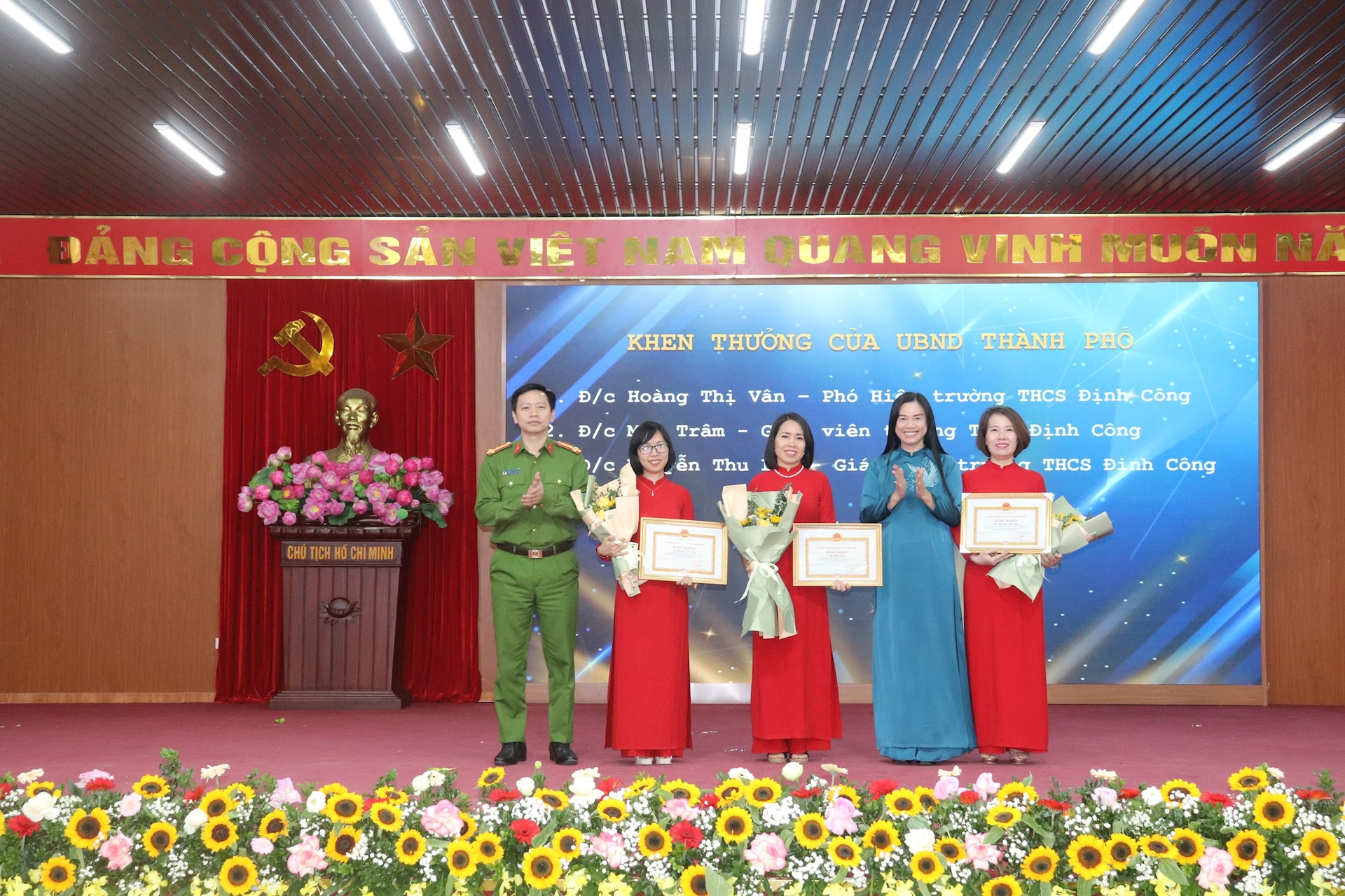 Các cá nhân nhận Bằng khen của UBND thành phố. Ảnh: Hiền Thu