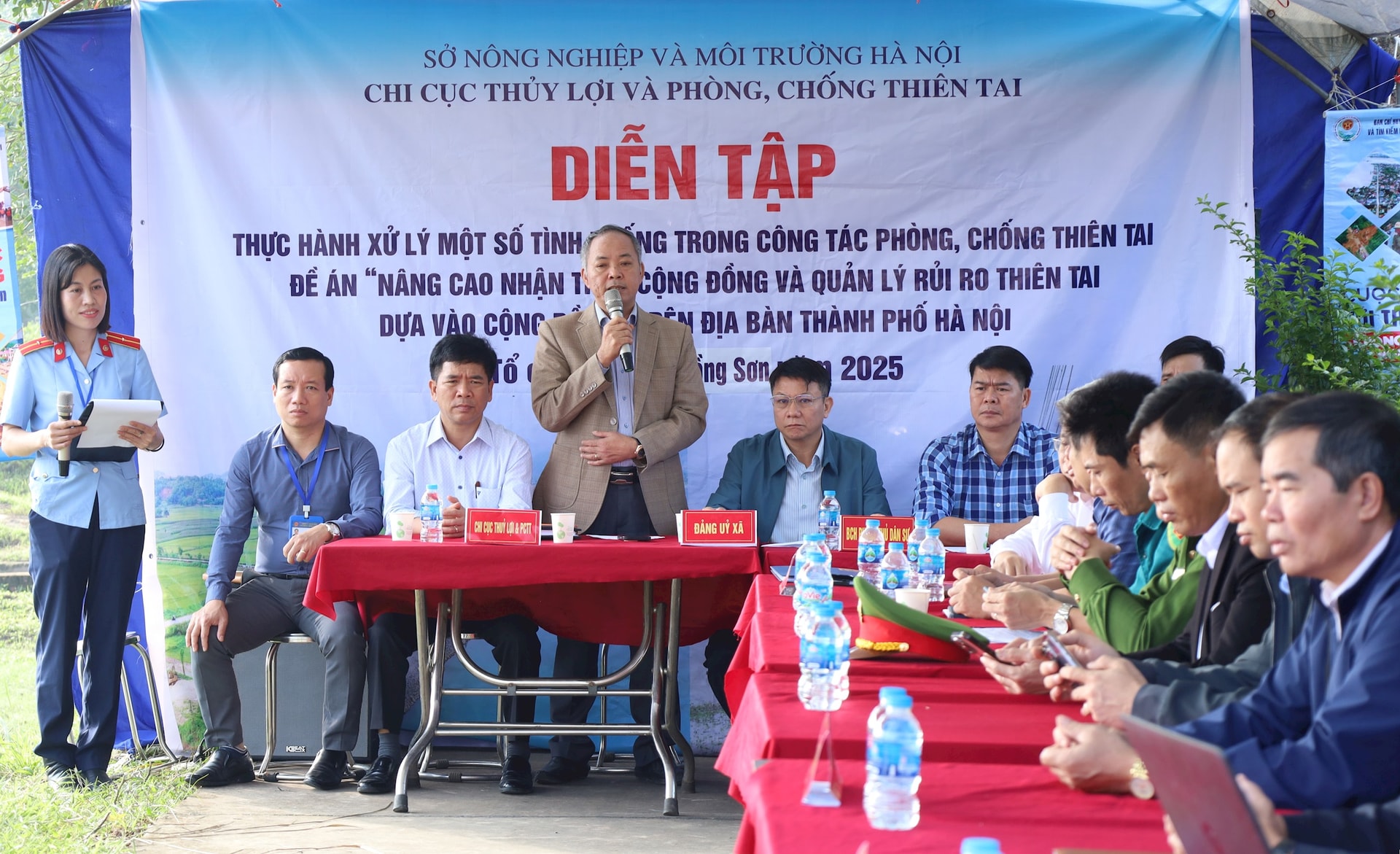 Phó Chi cục trưởng Chi cục Thủy lợi và Phòng, chống thiên tai Hà Nội Trần Thanh Mẫn đánh giá buổi diễn tập. Ảnh: Kim Nhuệ