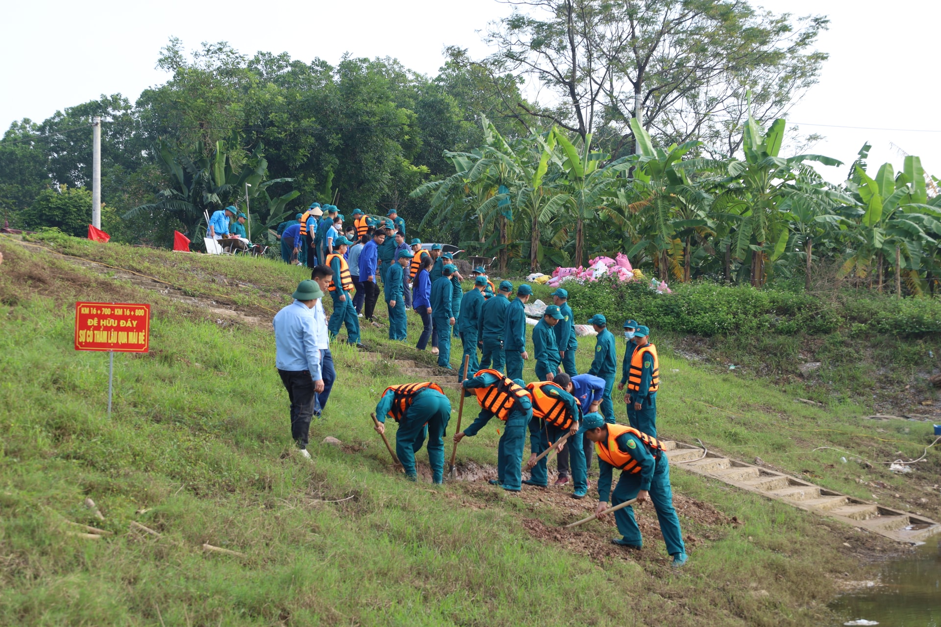 Lực lượng xung kích phòng, chống thiên tai xã Hồng Sơn thực hành xử lý sự cố thẩm lậu cơ đê. Ảnh: Kim Nhuệ