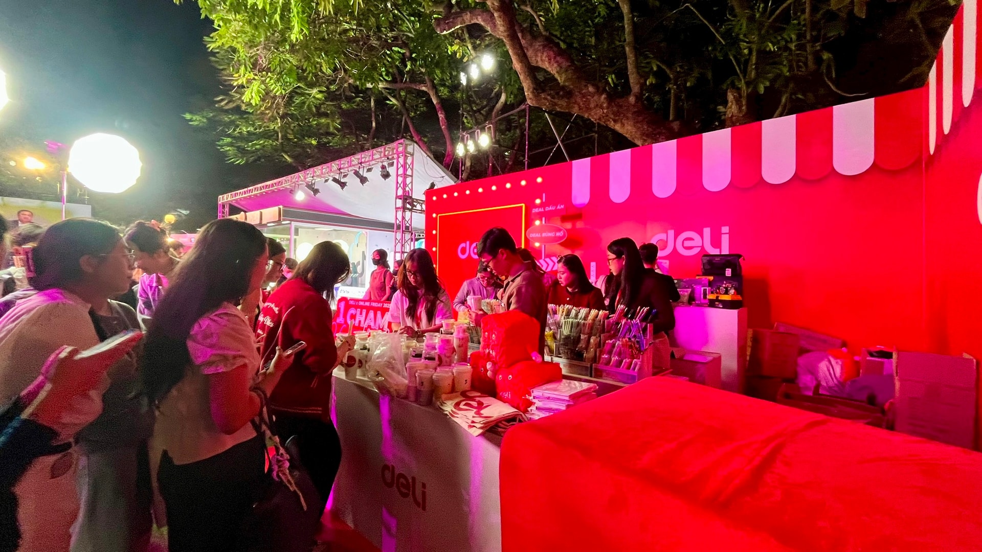 Người dân tham quan gian hàng tại lễ khai mạc. Ảnh