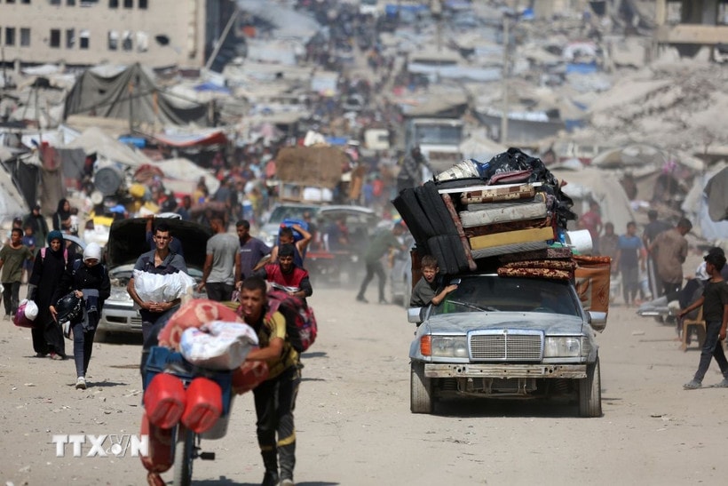 Người dân Palestine sơ tán khỏi thành phố Gaza ngày 18/9/2025. (Nguồn: THX/TTXVN)