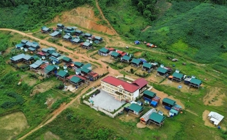 Trước 31/1/2026, hoàn thành xây mới, tái định cư cho những hộ có nhà bị lũ cuốn trôi, sập đổ hoàn toàn- Ảnh 1.