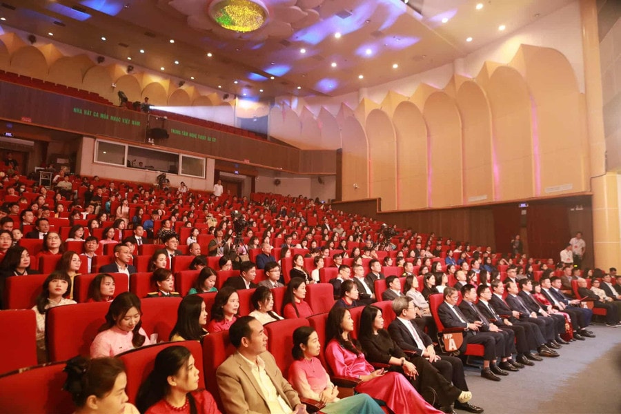 Buổi lễ có sự tham gia đông đảo của nhiều thầy, cô giáo và phóng viên. Ảnh: BTC