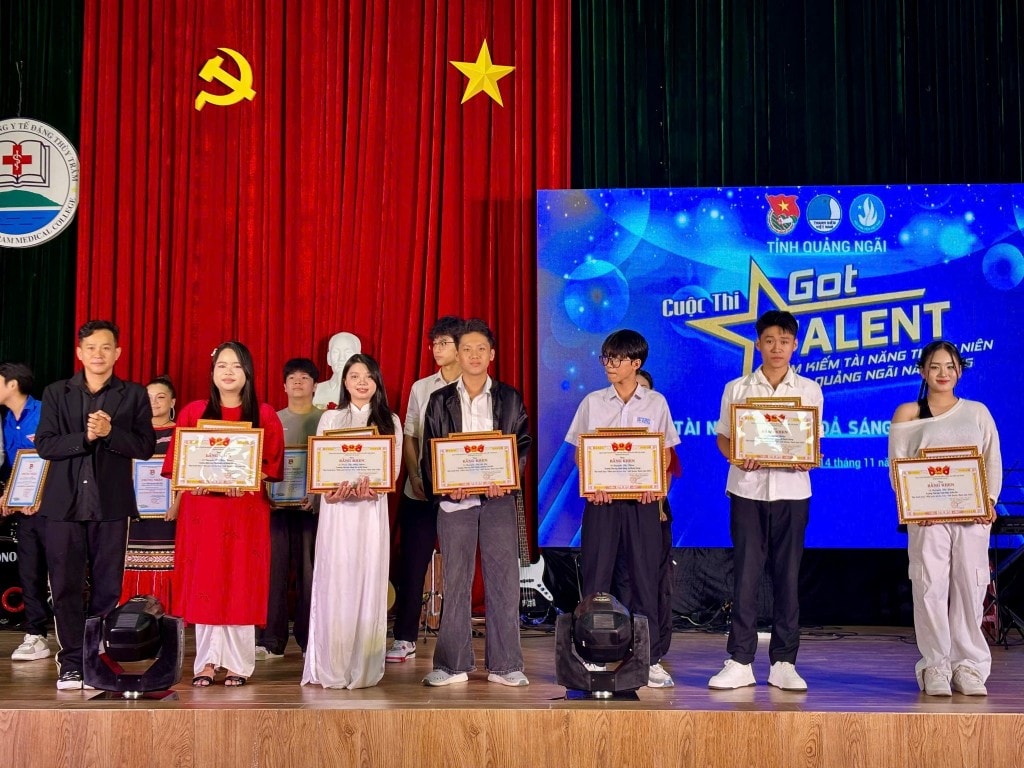 Ban Tổ chức trao giải cho các nhóm/tiết mục xuất sắc nhất tại Cuộc thi Tìm kiếm Tài năng Thanh niên tỉnh Quảng Ngãi năm 2025.