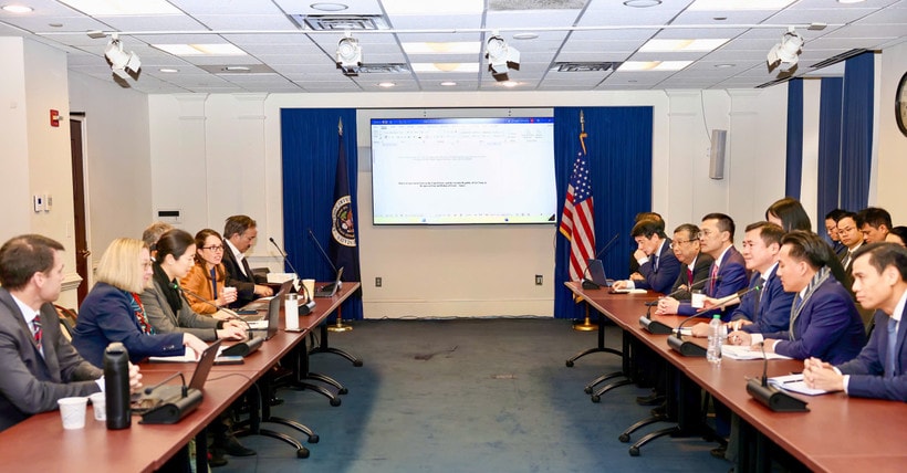 Thứ trưởng Bộ Công Thương, Phó Trưởng Đoàn đàm phán Chính phủ Nguyễn Sinh Nhật Tân làm việc với phía Mỹ trong phiên đàm phán kỹ thuật. (Ảnh: BCT/Vietnam+)