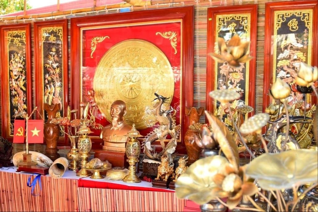 De stand van de bronzen ambachtslieden laat u kennismaken met de essentie van traditioneel handwerk en vakkundige productietechnieken.