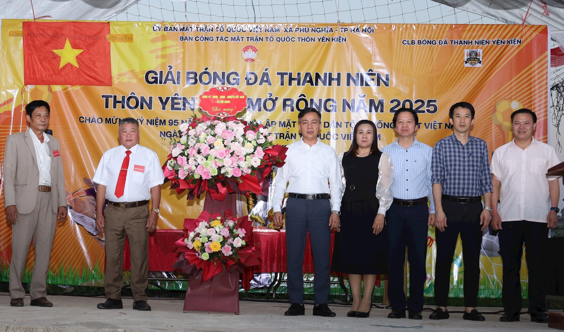 Chủ tịch Ủy ban Mặt trận Tổ quốc Việt Nam xã Phú Nghĩa Nguyễn Cường và lãnh đạo xã tặng hoa chúc mừng nhân dân thôn Yên Kiện Làng tại ngày hội. Ảnh: Kim Nhuệ