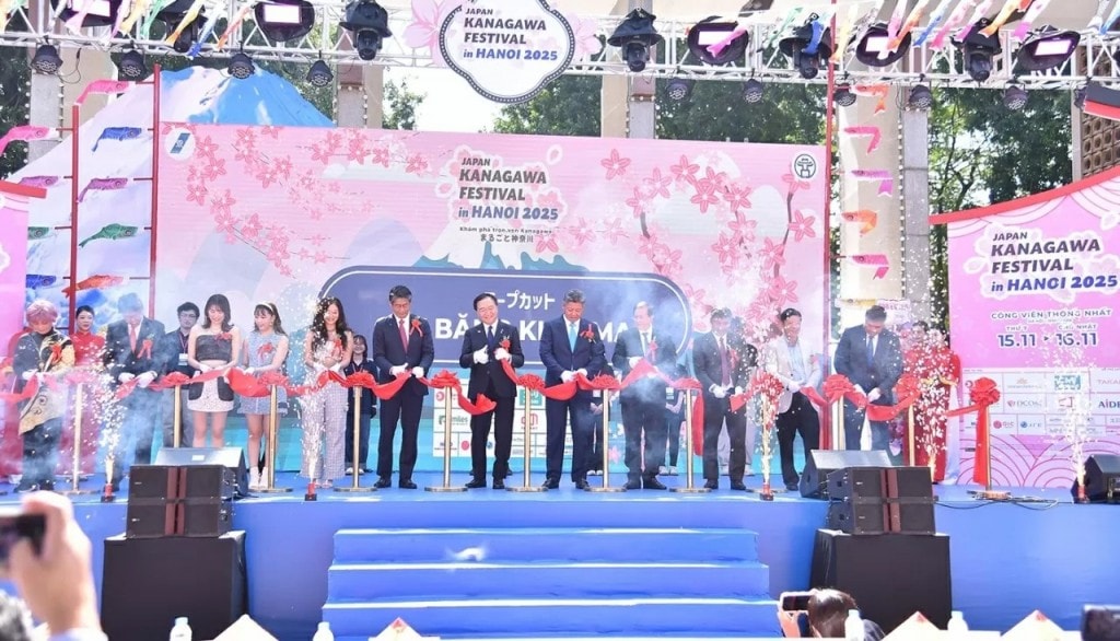 Các vị đại biểu cắt băng khai mạc lễ hội