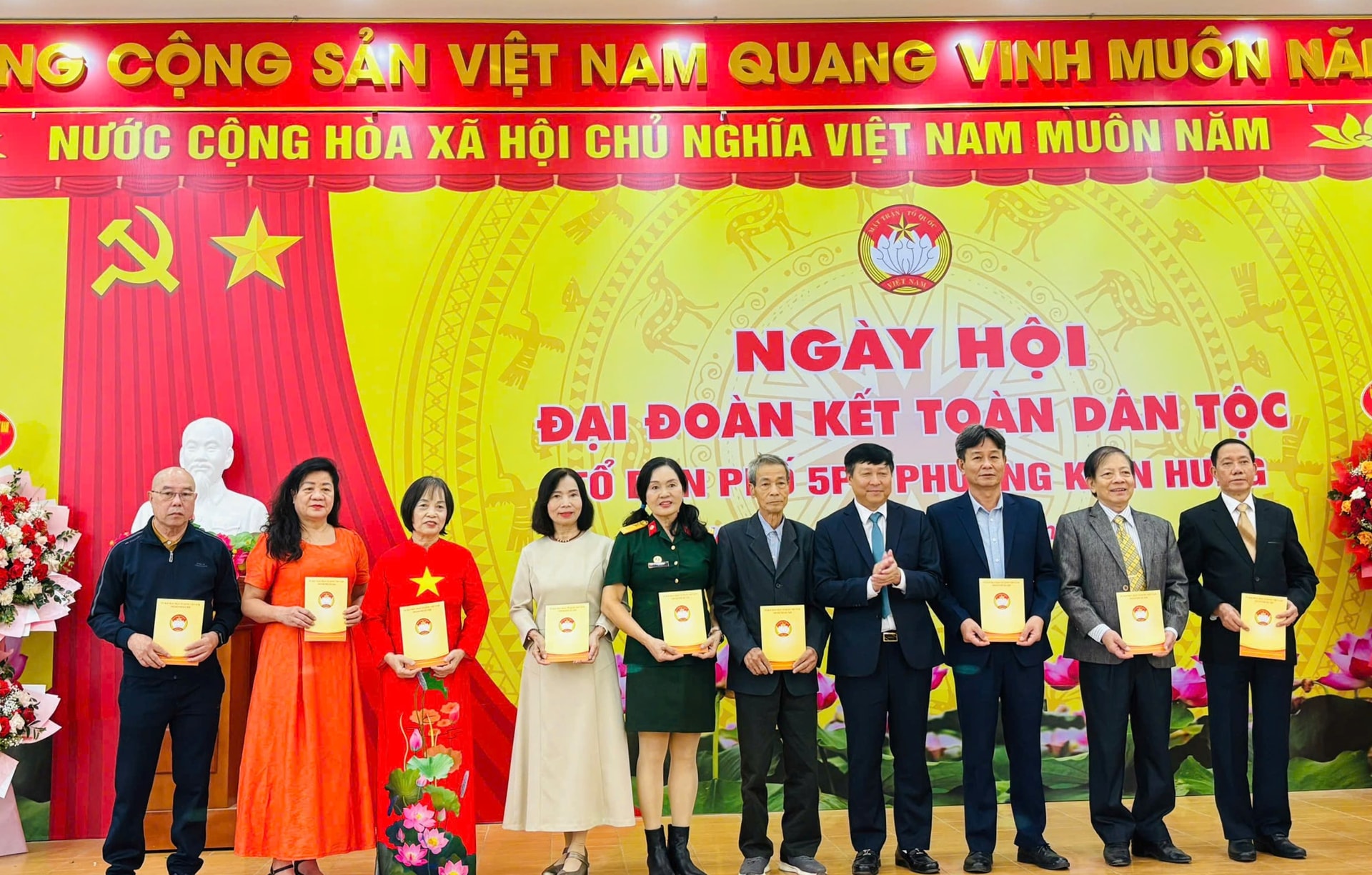 Wakil Ketua Tetap Komite Front Tanah Air Vietnam Kota Hanoi, Pham Anh Tuan, memberikan bingkisan kepada keluarga teladan. Foto: PV
