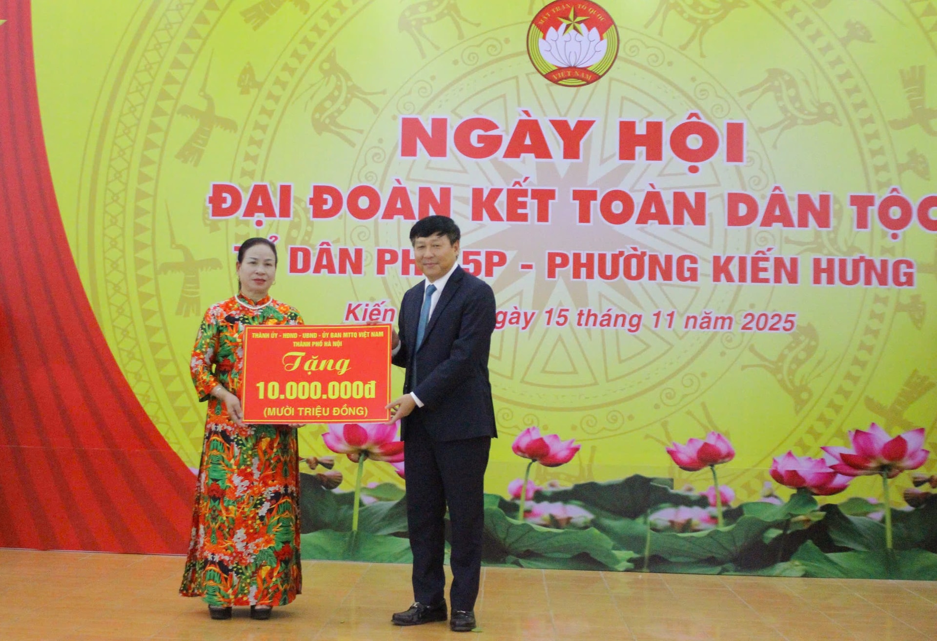 Wakil Ketua Tetap Komite Front Tanah Air Vietnam Kota Hanoi, Pham Anh Tuan, memberikan bingkisan kepada kelompok residensial. Foto: PV