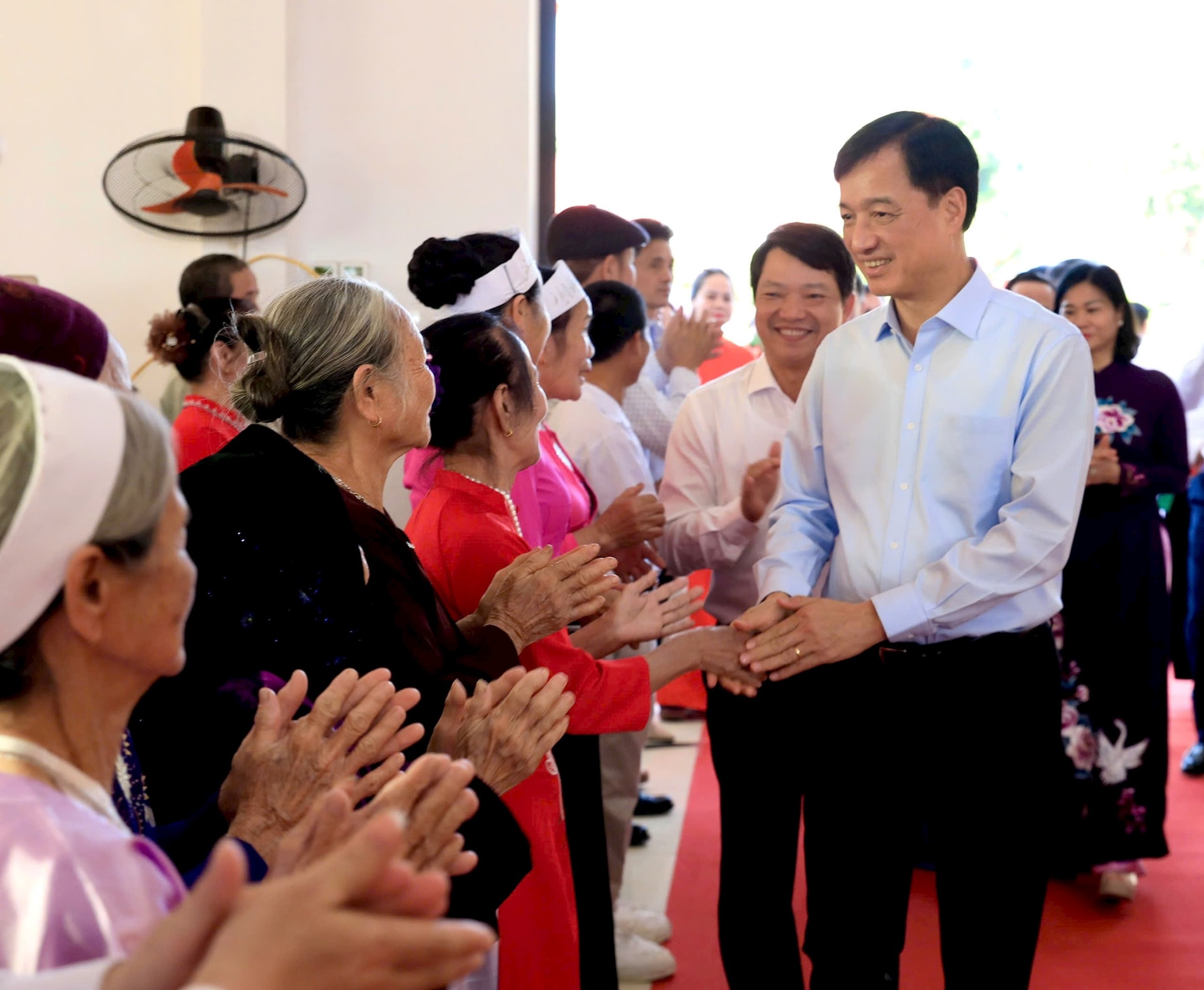 The-Thurman Thanh Uy-Hanoi-Nguyen-Duy-Ngoc-with-the-people-of-Khanh-village-Church-of-Ba-Vi-Xa-at-the-festival-day.-Anh-Viet-Thanh.jpg