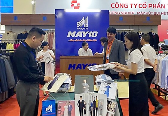 ບັນດາລູກຄ້າຮຽນຮູ້ກ່ຽວກັບຜະລິດຕະພັນຂອງບໍລິສັດຕັດຫຍິບ 10 ທີ່ກອງປະຊຸມພັດທະນາບັນດາຜະລິດຕະພັນອຸດສາຫະກຳສຳຄັນຢູ່ຮ່າໂນ້ຍ ປີ 2025.-Anh-Phuong-Anh.jpg