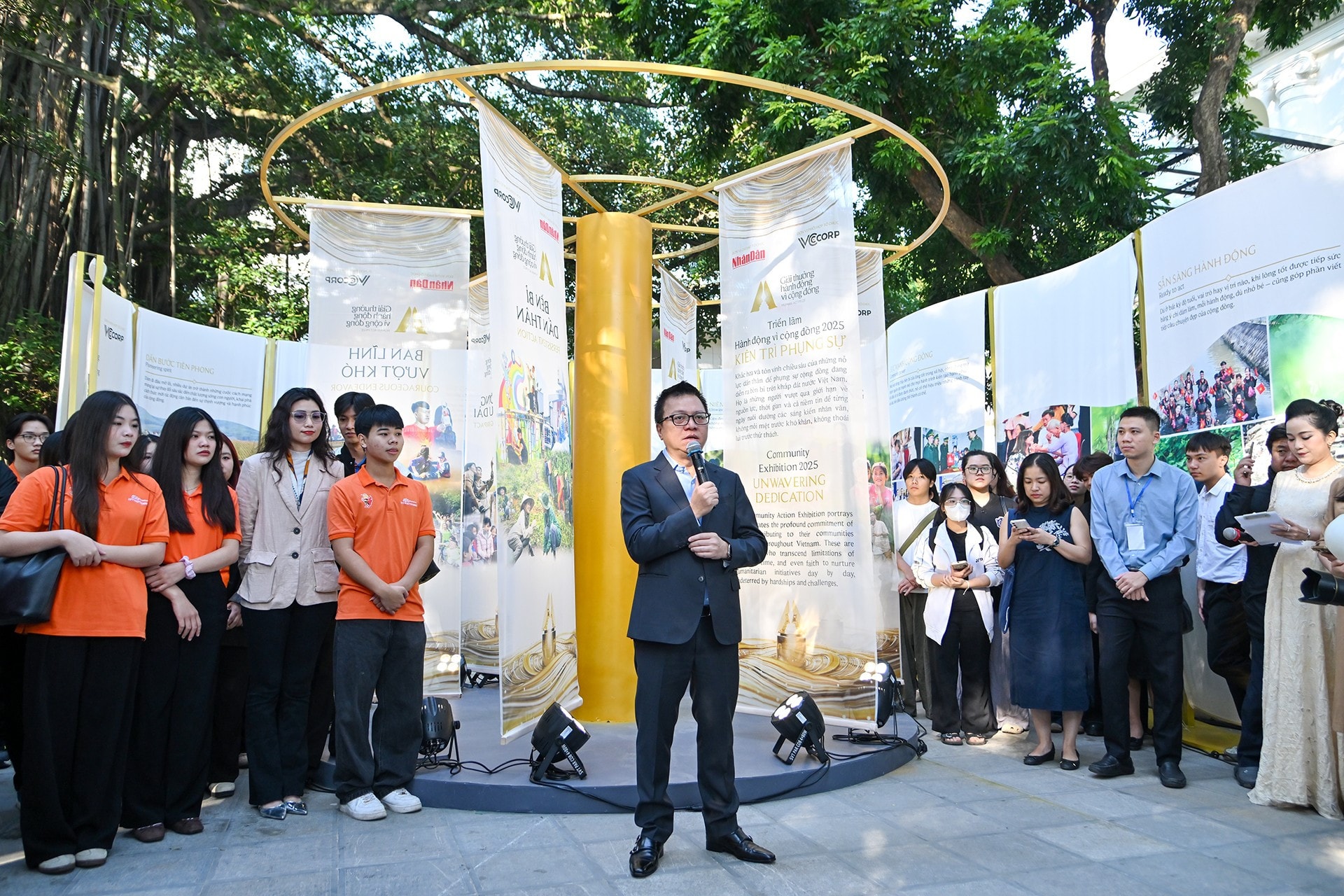 អ្នកកាសែត Le Quoc Minh សមាជិកគណៈកម្មាធិការមជ្ឈិមបក្ស និពន្ធនាយកកាសែត Nhan Dan អនុប្រធានគណៈកម្មាធិការឃោសនា និងចលនាមហាជនមជ្ឈឹម ប្រធានសមាគមអ្នកកាសែតវៀតណាម ប្រធានគណៈកម្មាធិការរៀបចំពានរង្វាន់សកម្មភាពសហគមន៍បានមានប្រសាសន៍។ រូបថត៖ BT