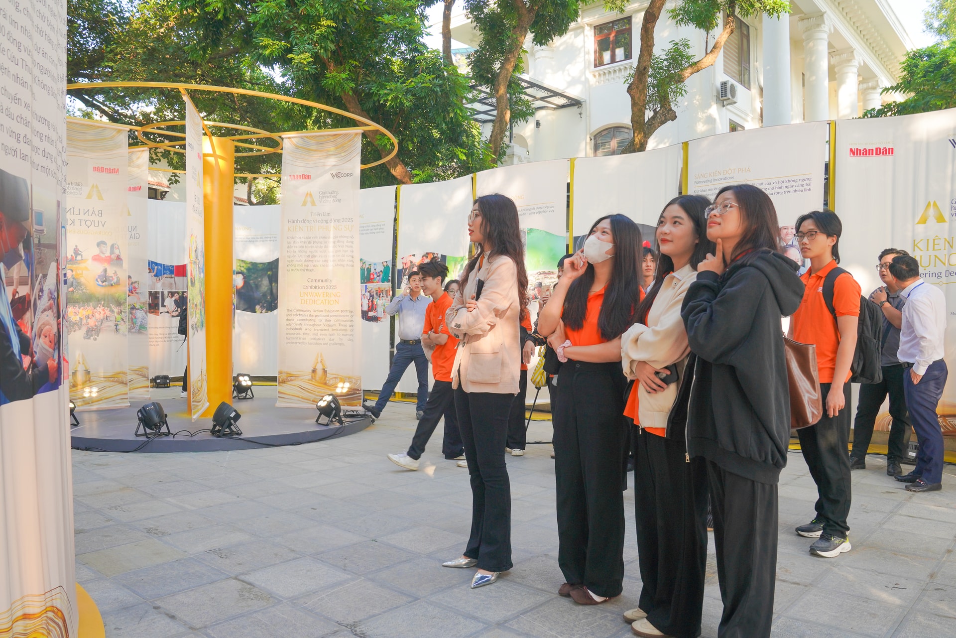 ពិព័រណ៍នេះបានទាក់ទាញការចាប់អារម្មណ៍ពីសាធារណជន។ រូបថត