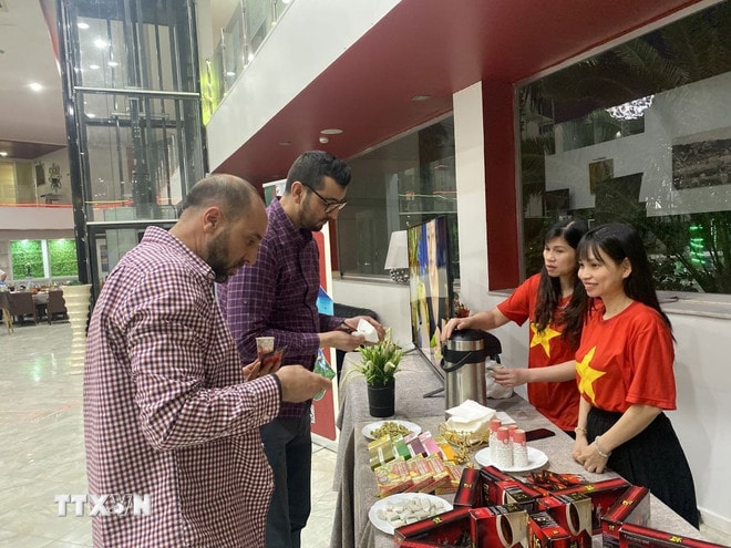 Người dân Algeria tham quan gian hàng giới thiệu sản phẩm của Việt Nam tại tỉnh Ouargla. (Ảnh: Ngọc Tú/TTXVN) ttxvn-viet-nam-algeria-4.jpg