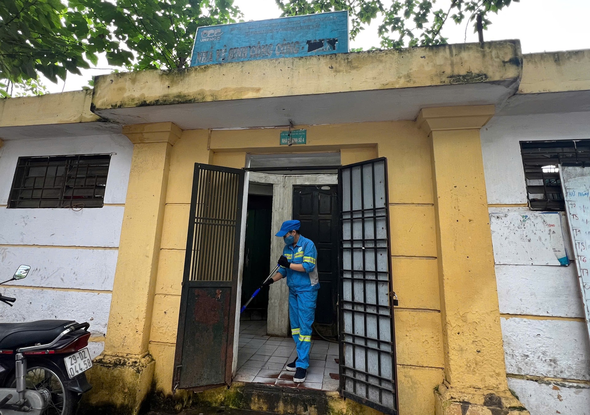 Den offentliga toaletten på nummer 9 Pho Hoa byggdes för länge sedan och nu är många saker i förfall..jpg