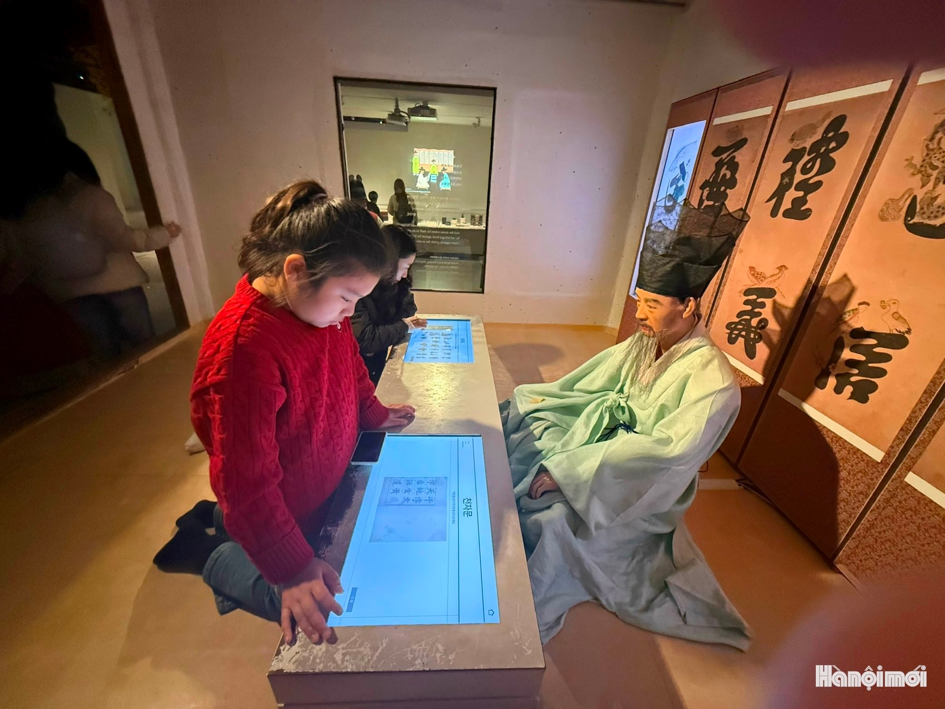 Em nhỏ tìm hiểu văn hóa nho học trong Bảo tàng Dân gian Quốc gia Hàn Quốc qua tương tác bằng số hóa.