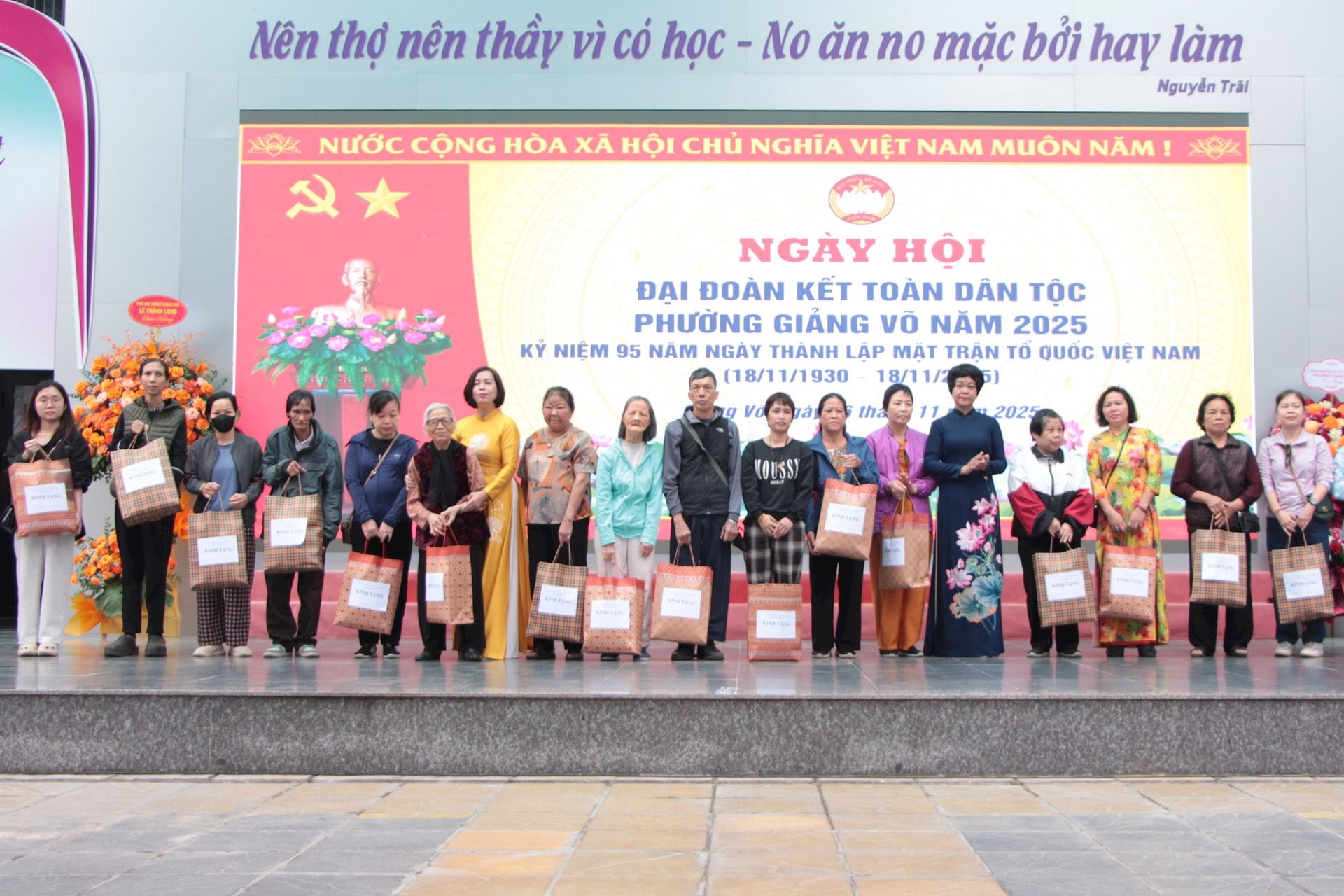 اهدای هدایا به ۹۵ خانواده که بر مشکلات بخش غلبه کردهاند